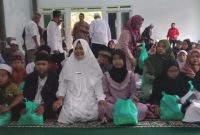 Kades Kota Batu, Ratna, bersama Anak Yatim.(Foto: Lucy/realitapublik.id)