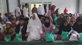 Kades Kota Batu, Ratna, bersama Anak Yatim.(Foto: Lucy/realitapublik.id)