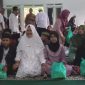 Kades Kota Batu, Ratna, bersama Anak Yatim.(Foto: Lucy/realitapublik.id)