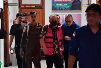 Tersangka Handoko digiring petugas.(Foto: Andy/realitapublik.id)