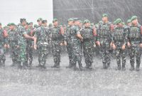 Suasana saat hujan deras mengguyur Prajurit Yonif 763/SBA yang sedang laksanakan Apel di Pelabuhan Manokwari, persiapan keberangkatan Pratugas di Pusdiklatpassus, pada Sabtu (22/3/2025).