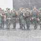 Suasana saat hujan deras mengguyur Prajurit Yonif 763/SBA yang sedang laksanakan Apel di Pelabuhan Manokwari, persiapan keberangkatan Pratugas di Pusdiklatpassus, pada Sabtu (22/3/2025).