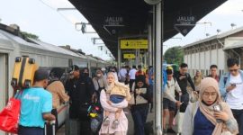 Penumpang turun dari kereta api di stasiun Cirebon 