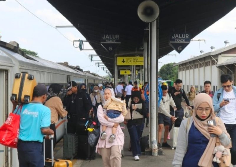 Penumpang turun dari kereta api di stasiun Cirebon 