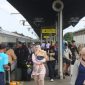 Penumpang turun dari kereta api di stasiun Cirebon 
