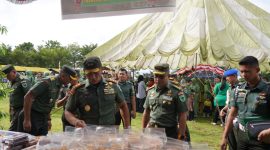 Pangdam XVIII/Kasuari, Mayjen TNI Jimmy Ramoz Manalu, S.Hub.Int., M.H.I., didampingi sejumlah pejabat penting Kodam Kasuari di salah satu stand Bazar Ramadan, dilapangan Makodam, Trikora, Arfai 1, Manokwari, pada Selasa (25/3/2025). 