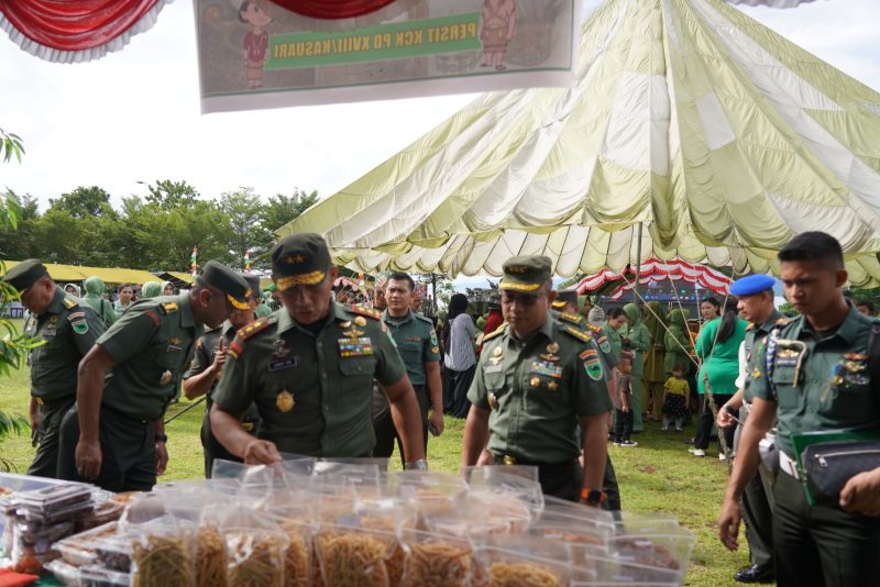 Pangdam XVIII/Kasuari, Mayjen TNI Jimmy Ramoz Manalu, S.Hub.Int., M.H.I., didampingi sejumlah pejabat penting Kodam Kasuari di salah satu stand Bazar Ramadan, dilapangan Makodam, Trikora, Arfai 1, Manokwari, pada Selasa (25/3/2025). 