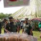 Pangdam XVIII/Kasuari, Mayjen TNI Jimmy Ramoz Manalu, S.Hub.Int., M.H.I., didampingi sejumlah pejabat penting Kodam Kasuari di salah satu stand Bazar Ramadan, dilapangan Makodam, Trikora, Arfai 1, Manokwari, pada Selasa (25/3/2025). 