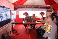 Wakapolda Jawa Tengah Kombespol Latif Usman dan Kapolres Kebumen AKBP Eka Baasith Syamsuri meninjau pos pengamanan lebaran.