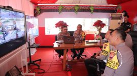 Wakapolda Jawa Tengah Kombespol Latif Usman dan Kapolres Kebumen AKBP Eka Baasith Syamsuri meninjau pos pengamanan lebaran.