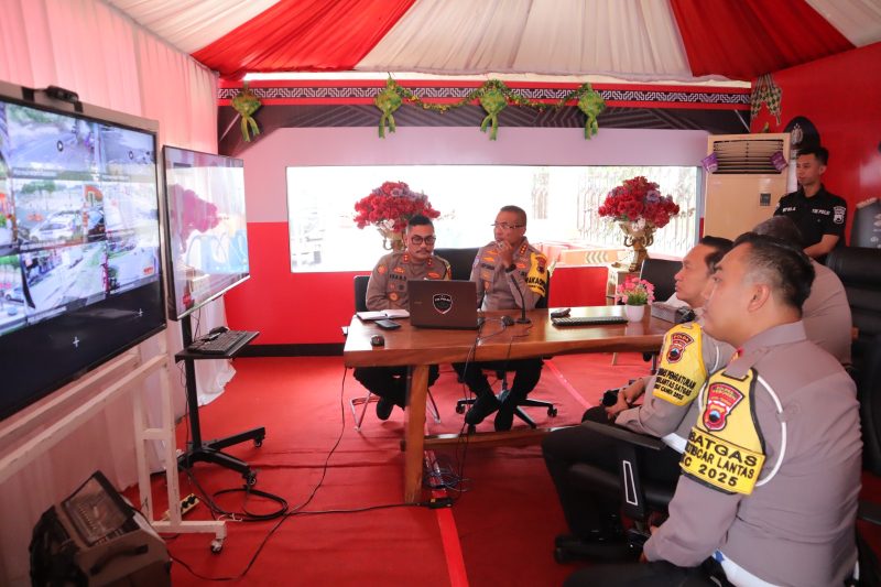 Wakapolda Jawa Tengah Kombespol Latif Usman dan Kapolres Kebumen AKBP Eka Baasith Syamsuri meninjau pos pengamanan lebaran.