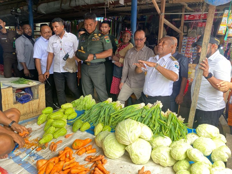 Pangdam XVIII/Kasuari bersama Forum Koordinasi Pimpinan Daerah (Forkopimda) Papua Barat melakukan inspeksi mendadak (sidak) ke salah satu pasar tradisional di wilayah Manokwari, Rabu (26/3/2025).