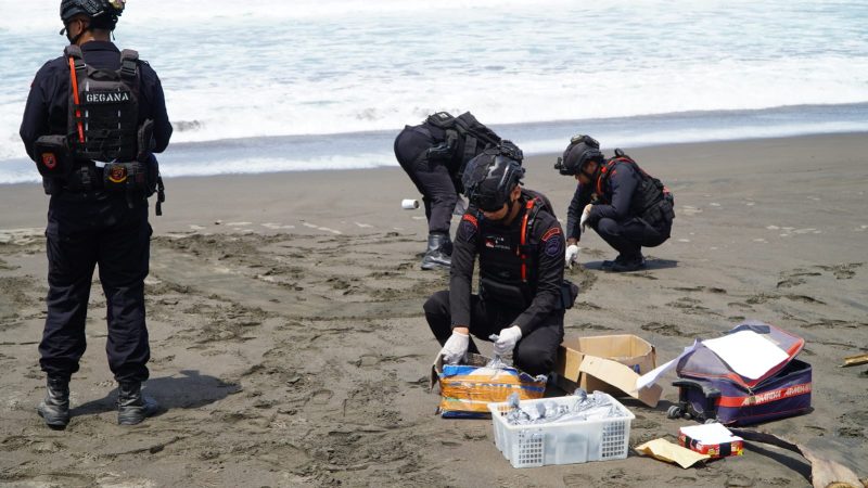 Petugas Unit Jibom Satbrimob Polda Jateng serta dukungan dari Polsek Buluspesantren, Dislitbang TNI AD, memusnahkan bubuk pembuat petasan.
