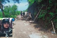 Anggota Komisi III DPRD Situbondo, Irma Noerfadilah (sisi kiri bawah), dan proyek jalan rabat di Desa Alas Bayur, Kecamatan Mlandingan. (Foto: realitapublik.id)