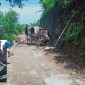 Anggota Komisi III DPRD Situbondo, Irma Noerfadilah (sisi kiri bawah), dan proyek jalan rabat di Desa Alas Bayur, Kecamatan Mlandingan. (Foto: realitapublik.id)