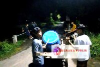 Sejumlah pemuda di Kabupaten Situbondo saat patrol keliling kampung dengan memainkan alat musik membangunkan warga untuk sahur. Foto (Arief Yuda/realitapublik.id)