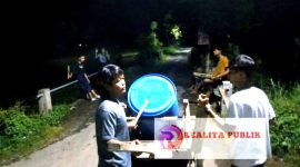 Sejumlah pemuda di Kabupaten Situbondo saat patrol keliling kampung dengan memainkan alat musik membangunkan warga untuk sahur. Foto (Arief Yuda/realitapublik.id)