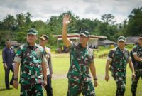 Aslog Kasad, Mayjen TNI Adisura Firdaus Tarigan bersama Pangdam XVIII/Kasuari, Mayjen TNI Jimmy Ramoz Manalu, S.Hub.Int., M.H.I., melakukan Wasev TMMD Ke-123 TA.2025 di Kabupaten Teluk Bintuni, Provinsi Papua Barat, Selasa (11/3/2025).
