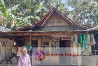 Tampak dari depan, kondisi rumah Rimah, di Dukuh Kembangabang RT 03 RW 03, Dusun 3, Desa Giripurno, Kecamatan Karanganyar, Kabupaten Kebumen, Jawa Tengah. (Foto: Wahyudin/realitapublik.id) 