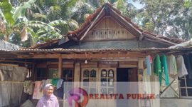 Tampak dari depan, kondisi rumah Rimah, di Dukuh Kembangabang RT 03 RW 03, Dusun 3, Desa Giripurno, Kecamatan Karanganyar, Kabupaten Kebumen, Jawa Tengah. (Foto: Wahyudin/realitapublik.id) 
