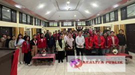 Foto bersama, pengurus GMNI Sumut, panitia, tamu undangan dan peserta Kaderisasi Tingkat Menengah, di Balai Diklat Pertanian (BDP) Pemerintah Provinsi Sumatera Utara - Kota Medan. (Foto: Jepril Harefa/realitapublik.id)