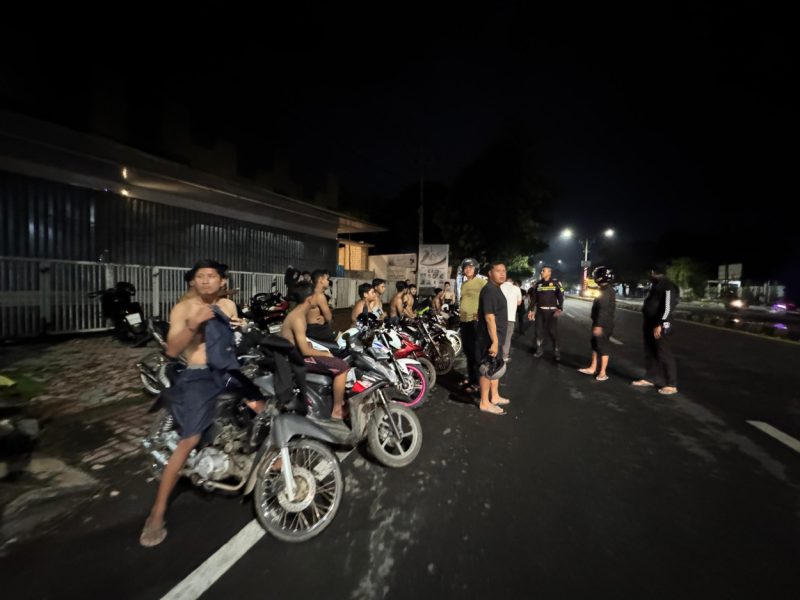 Anggota Polres Situbondo melaksanakan kegiatan rutin yang ditingkatkan (KRYD) patroli dan penertiban liar yang meresahkan masyarakat, Sabtu (15/3/2025) malam.