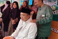 Bupati Situbondo mencoba pelayanan pijat refleksi yang tersedia di Masjid Nurul Abrol, Kilensari, Kecamatan Panarukan, Kabupaten Situbondo, Sabtu (15/3/2025).