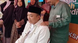 Bupati Situbondo mencoba pelayanan pijat refleksi yang tersedia di Masjid Nurul Abrol, Kilensari, Kecamatan Panarukan, Kabupaten Situbondo, Sabtu (15/3/2025).