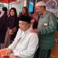 Bupati Situbondo mencoba pelayanan pijat refleksi yang tersedia di Masjid Nurul Abrol, Kilensari, Kecamatan Panarukan, Kabupaten Situbondo, Sabtu (15/3/2025).