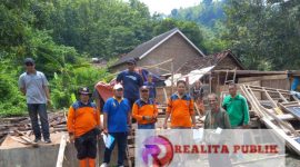Tim BPBD Situbondo saat di lokasi rumah warga terdampak bencana. (Foto: realitapublik.id)
