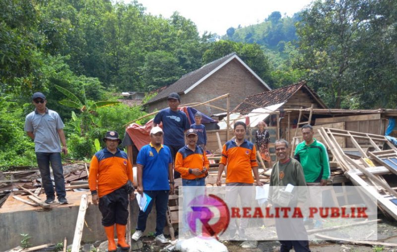 Tim BPBD Situbondo saat di lokasi rumah warga terdampak bencana. (Foto: realitapublik.id)