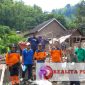 Tim BPBD Situbondo saat di lokasi rumah warga terdampak bencana. (Foto: realitapublik.id)
