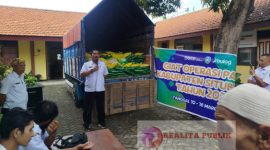 Camat Mlandingan, Akhriat Syahada Alam, tengah mensosialisasikan program Berantas (Berobat Tanpa Batas) kepada masyarakat yang hendak membeli beras saat kegiatan operasi pasar murah. (Foto: realitapublik.id) 