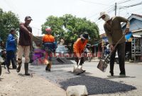 Pelaksanaan rehabilitasi ruas jalan Desa Terusan Kecamatan Sindang, Indramayu. 