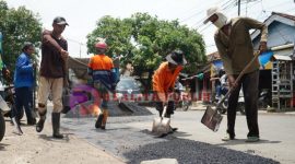 Pelaksanaan rehabilitasi ruas jalan Desa Terusan Kecamatan Sindang, Indramayu. 
