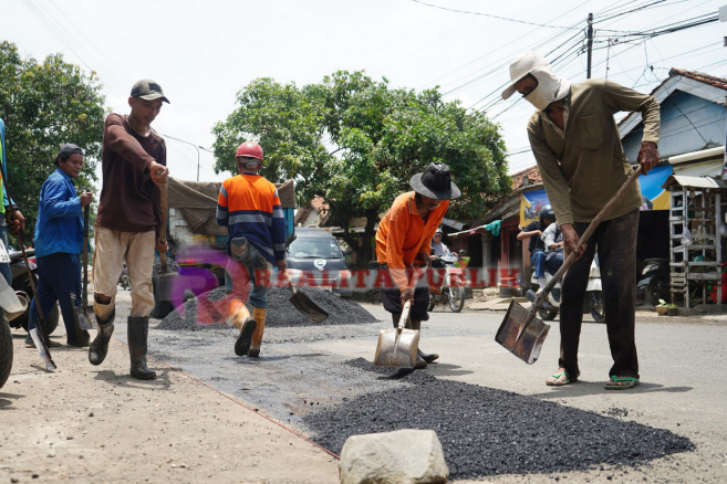 Pelaksanaan rehabilitasi ruas jalan Desa Terusan Kecamatan Sindang, Indramayu. 