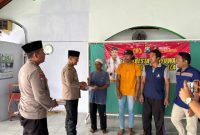 Penyerahan secara simbolis bantuan Al-Quran dan karpet sajadah oleh Kapolresta Banyuwangi, Kombes Pol. Rama Samtama Putra, S.I.K., M.Si., M.H., yang diwakili Wakapolresta AKBP Teguh Priyo Waseso, S.I.K., dan Kasat Binmas Kompol Toni Irawan, S.H., M.H., kepada salah satu pengurus Musala. 