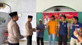 Penyerahan secara simbolis bantuan Al-Quran dan karpet sajadah oleh Kapolresta Banyuwangi, Kombes Pol. Rama Samtama Putra, S.I.K., M.Si., M.H., yang diwakili Wakapolresta AKBP Teguh Priyo Waseso, S.I.K., dan Kasat Binmas Kompol Toni Irawan, S.H., M.H., kepada salah satu pengurus Musala. 