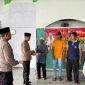 Penyerahan secara simbolis bantuan Al-Quran dan karpet sajadah oleh Kapolresta Banyuwangi, Kombes Pol. Rama Samtama Putra, S.I.K., M.Si., M.H., yang diwakili Wakapolresta AKBP Teguh Priyo Waseso, S.I.K., dan Kasat Binmas Kompol Toni Irawan, S.H., M.H., kepada salah satu pengurus Musala. 