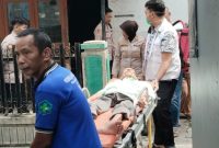 Agus Sanjaya, warga Lemahabang, saat hendak dilarikan ke RSUD Indramayu. 