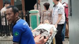 Agus Sanjaya, warga Lemahabang, saat hendak dilarikan ke RSUD Indramayu. 