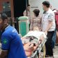 Agus Sanjaya, warga Lemahabang, saat hendak dilarikan ke RSUD Indramayu. 