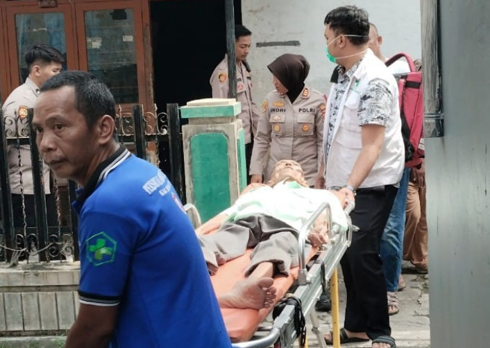 Agus Sanjaya, warga Lemahabang, saat hendak dilarikan ke RSUD Indramayu. 