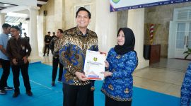 Bupati Indramayu, Lucky Hakim, secara simbolis menyerahkan SK kepada salah satu kepala sekolah.
