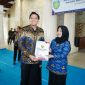 Bupati Indramayu, Lucky Hakim, secara simbolis menyerahkan SK kepada salah satu kepala sekolah.