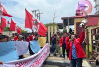DPD GMNI Sumut melakukan aksi damai di depan Polda Sumut, pada Rabu (19/03/2025). (Foto: Jepril YH/realitapublik.id)
