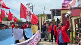 DPD GMNI Sumut melakukan aksi damai di depan Polda Sumut, pada Rabu (19/03/2025). (Foto: Jepril YH/realitapublik.id)