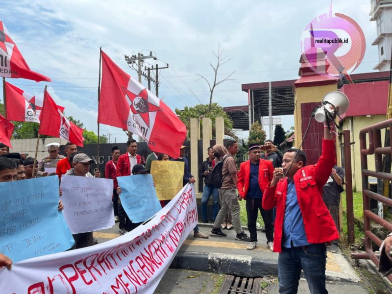 DPD GMNI Sumut melakukan aksi damai di depan Polda Sumut, pada Rabu (19/03/2025). (Foto: Jepril YH/realitapublik.id)