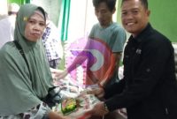 Camat Tamansari, Yudi Hartono bersama warga, saat berlangsungnya pasar murah di kantor Kecamatan Tamansari, Bogor, Selasa (25/03/2025). (Foto: Lucy/realitapublik.id)