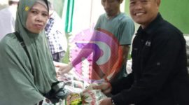 Camat Tamansari, Yudi Hartono bersama warga, saat berlangsungnya pasar murah di kantor Kecamatan Tamansari, Bogor, Selasa (25/03/2025). (Foto: Lucy/realitapublik.id)